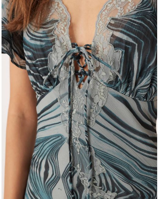 Robe longue à imprimé zébré avec liens noués à l'avant et détails en dentelle - gris ASOS en coloris Blue