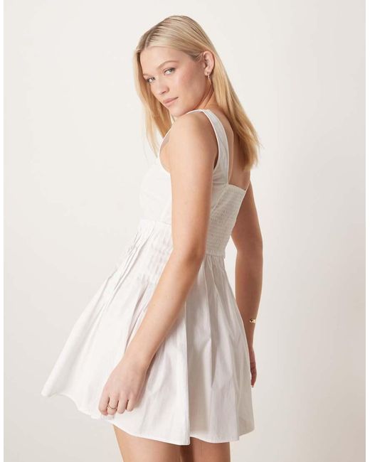 Vestido Corto Con Cuello Ancho Y Cintura Plisada De ASOS de color Natural