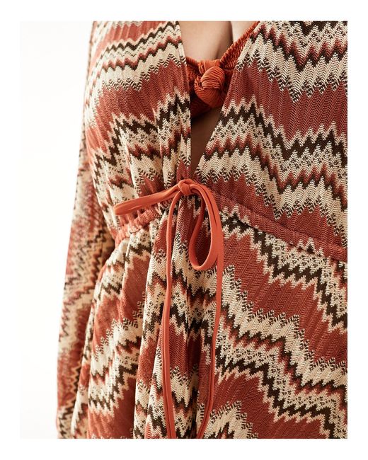Kimono playero corto color óxido suelto con patrón bordado South Beach de color Brown