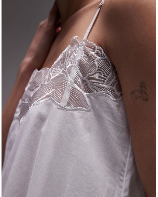 Robe trapèze longue à bretelles fines avec bordure en dentelle fleurie SNDY'S en coloris Gray