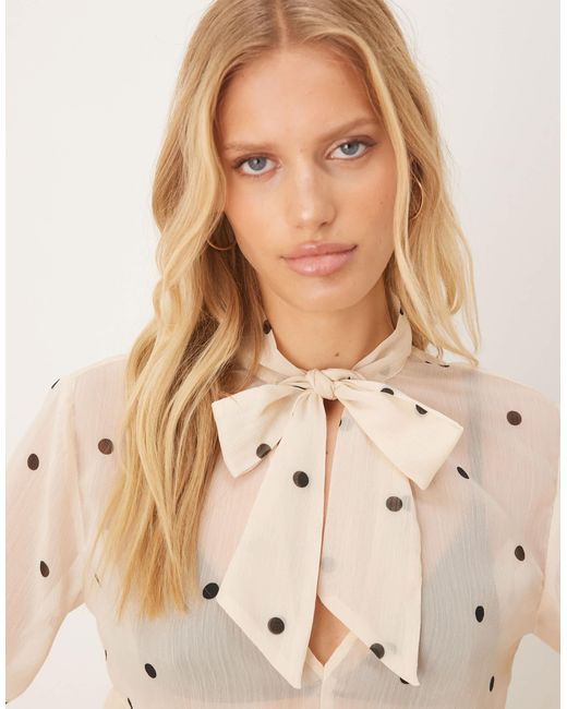 ASOS Natural – bluse aus chiffon mit knitterstruktur, polka dots, ausgestellten ärmeln und schaldetail