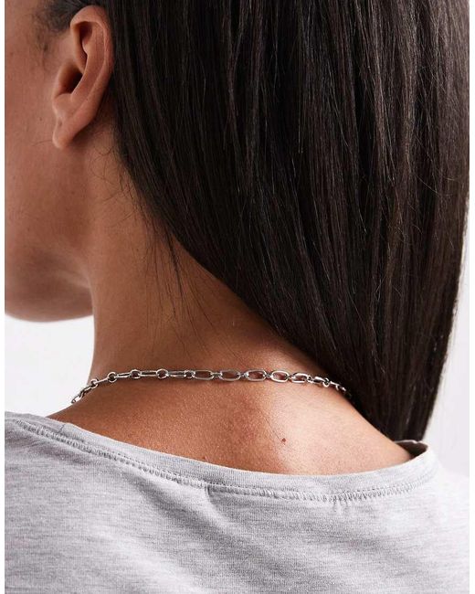 Collar Corto Con Charms Eclécticos De ASOS de color Gray