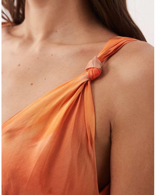Sofia di Never Fully Dressed in Orange