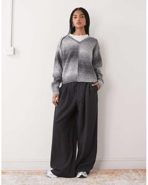 Jersey Gris Jaspeado Con Cuello De Pico De Punto De Hilos Mezclados De Weekday de color Gray