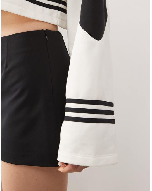 Jupe-short courte habillée style épuré Collusion en coloris Black