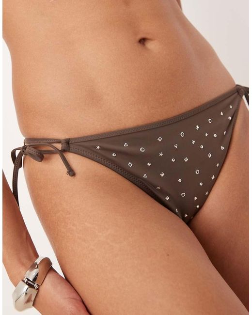 Slip Bikini Con Laccetti Laterali Color Cioccolato Con Borchie di Mango in Brown