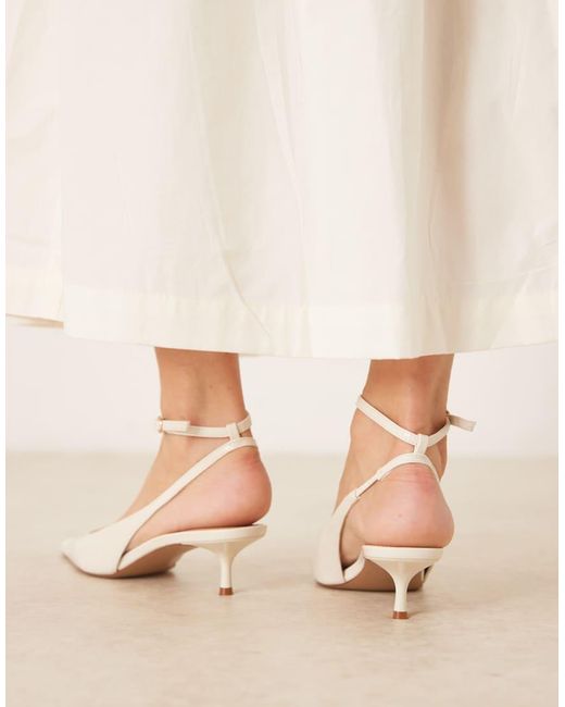 Zapatos Blanco Clásicos De Tacón Bajo Con Tira Tobillera De Mango de color Natural