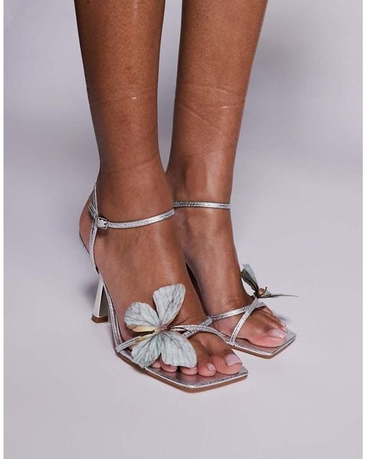 Sandalias Plateadas Minimalistas De Tacón Colossus De Public Desire de color Brown