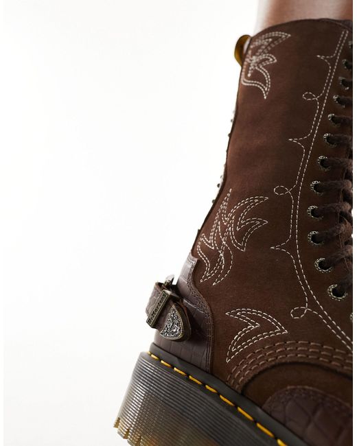 Quad - bottines style western en daim à 14 œillets - marron Dr. Martens en coloris Black