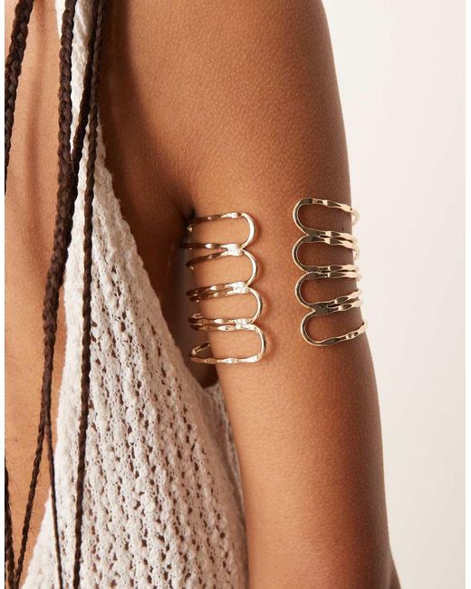 Bracciale A Fascia Dorato Con Design Avvolgente Martellato di ASOS in Brown