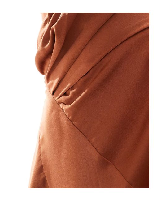 Robe bandeau courte asymétrique satinée coupée en biais - chocolat ASOS en coloris Brown