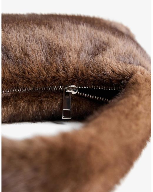 Sac porté épaule en fausse fourrure - marron Bershka en coloris Blue