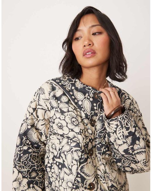 Chaqueta Corta Monocromática Guateada Sin Solapas Con Estampado Floral De Asos Design Petite ASOS de color Gray