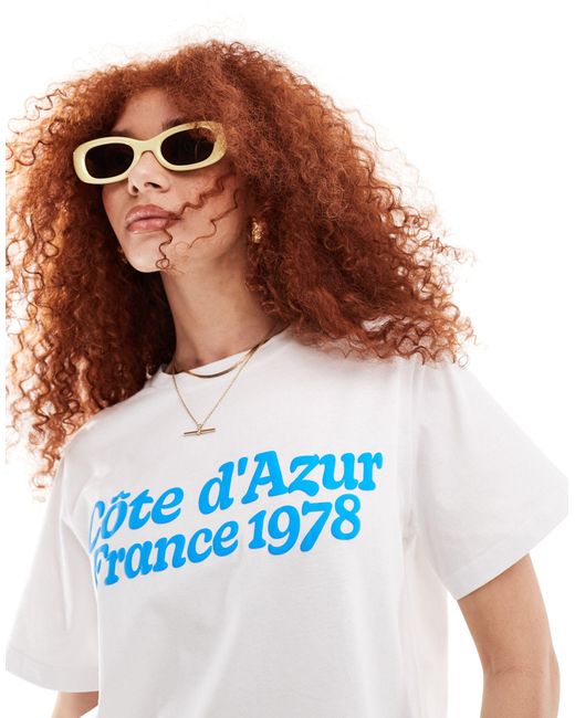 T-shirt regular fit bianca con stampa "côte d'azur" di ASOS in Blue