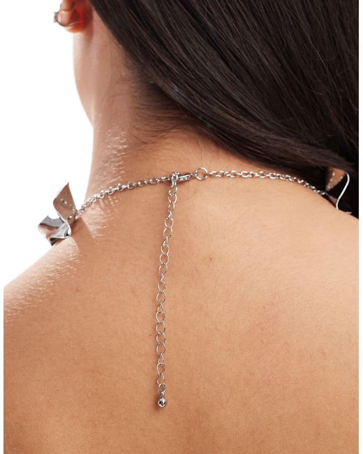 ASOS Brown – farbene statement-halskette mit gehämmertem blumendetail