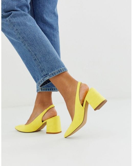 Heeled pointy toe pumps in yellow metallic leather . PURA LOPEZ