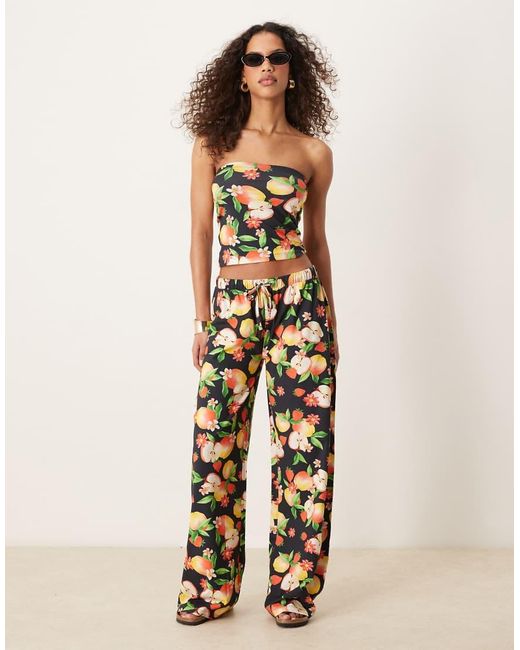 ASOS Bandeau Met Lange Pasvorm En Fruitprint, Deel Van Co-Ord Set in het Black