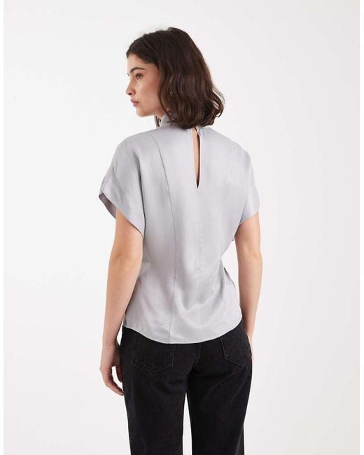 Top Gris Con Cuello Alto Y Cintura Entallada De Satén De ASOS de color Gray