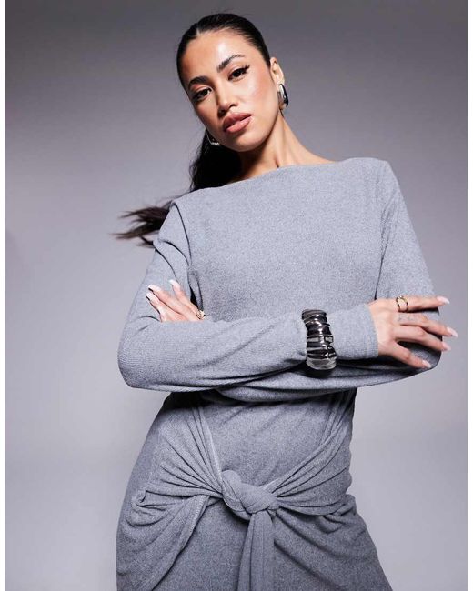 Vestido Midi De Manga Larga Con Cuello Barco Y Detalle Retorcido En La Parte Delantera De Canalé De ASOS de color Gray