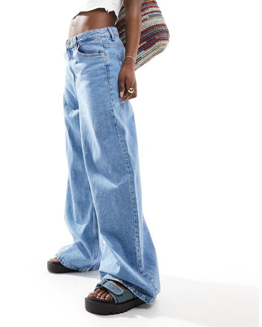 Jeans a fondo ampio chiaro di Bershka in Blue