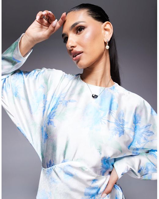Robe longue en satin à fleurs avec manches chauve-souris - ivoire ASOS en coloris Blue
