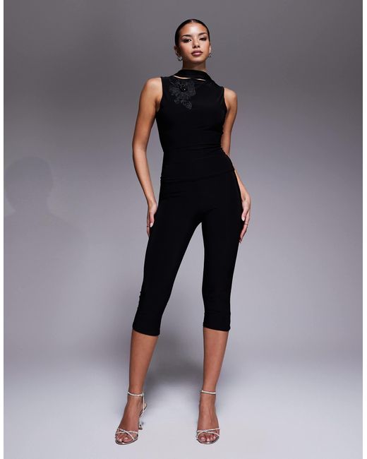 Top dos échancré d'ensemble en tissu double épaisseur près du corps avec appliqué fleur à sequins et foulard Fashionkilla en coloris Black