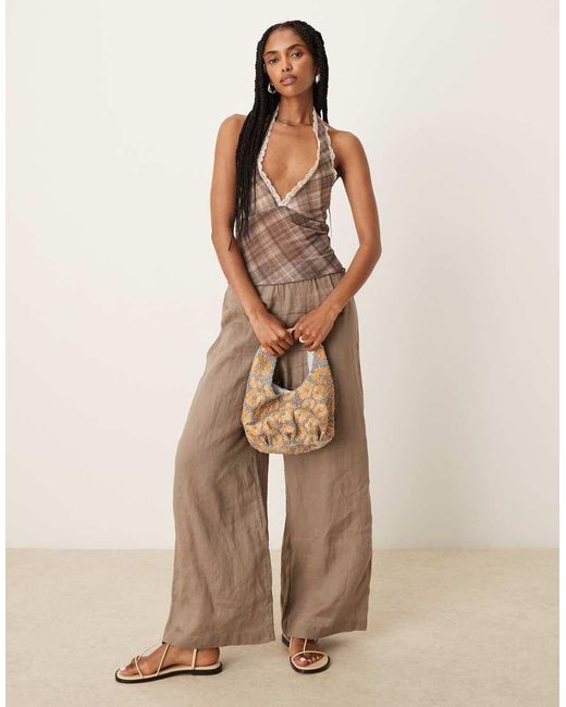 Top Marrón A Cuadros De Malla Con Cuello Halter Escotado Y Ribete De Encaje De ASOS de color Brown