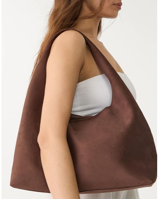 Sac porté épaule en imitation daim Stradivarius en coloris Brown