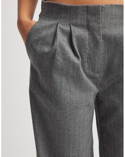 Pantaloni sartoriali dritti grigi a righe di NA-KD in Gray
