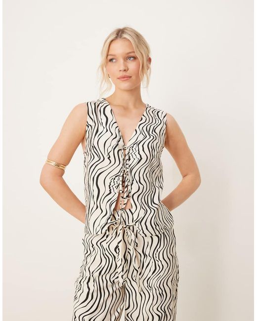 Top Effetto Lino Allacciato Sul Davanti Con Stampa Zebrata Ondulata di ASOS in White