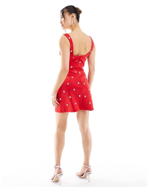 Vestito corto strutturato con scollo a cuore e decorazioni su tutta la superficie di ASOS in Red