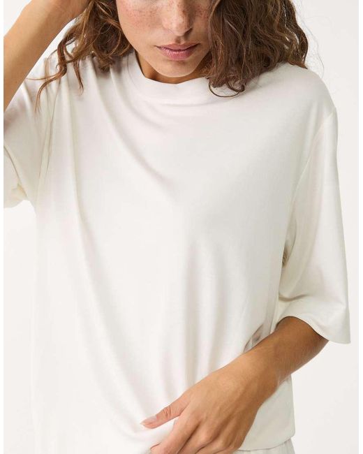 T-Shirt Oversize Morbida Al Tatto Color Écru di Stradivarius in White