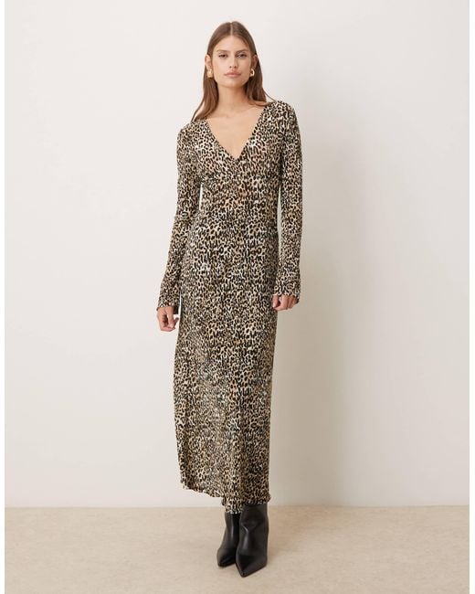 Mango Natural – langärmliges, plissiertes midikleid mit v-ausschnitt und leopardenmuster
