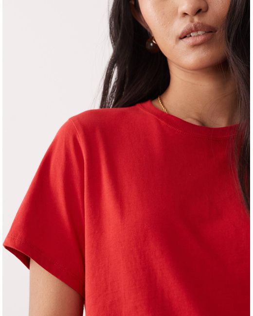 Abercrombie & Fitch Red – leicht körpernah geschnittenes t-shirt