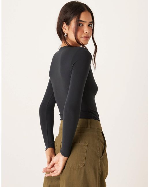 Abercrombie & Fitch Black – langärmliges, knapp geschnittenes t-shirt