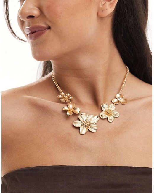 Accessorize Geborstelde Statement Bloemenketting in het Natural