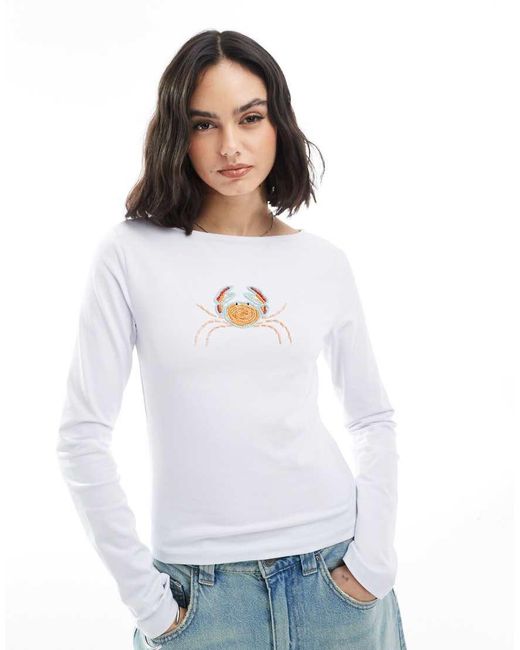 Top A Maniche Lunghe Con Scollo A Barchetta Con Granchio Con Perline di ASOS in White