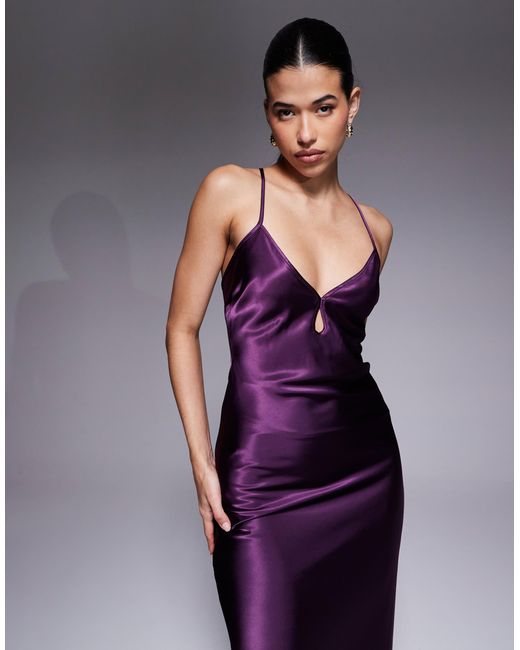 Robe longue en satin avec fente goutte d'eau et dos ouvert avec liens à nouer Aria Cove en coloris Purple