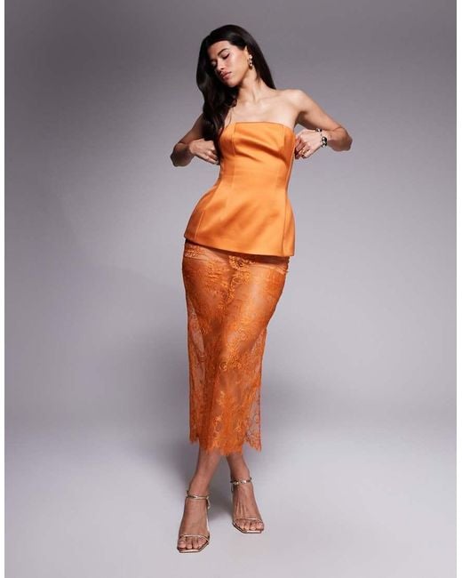 Top Estructurado Con Escote Palabra De Honor Y Sobrefalda En El Bajo De Satén Premium De (Parte De Un Conjunto) ASOS de color Orange