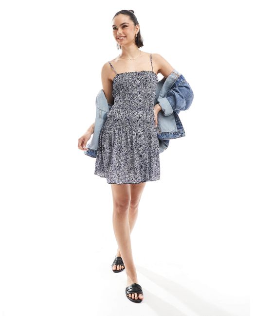 Str - robe froncée courte à imprimé fleurs Stradivarius en coloris Blue