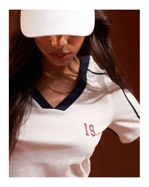 Sport core - t-shirt corta bianca e blu navy con scollo a v di Pieces in Brown