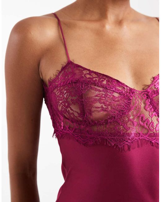 Vestido Corto De Satén Con Detalle De Copas De Encaje Transparente Angelic De -Morado Lioness de color Red