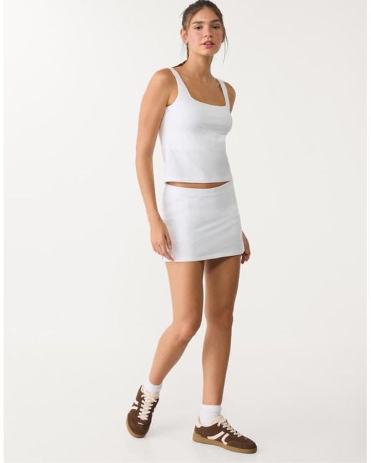 Top Basic Con Scollo Quadrato di Stradivarius in White
