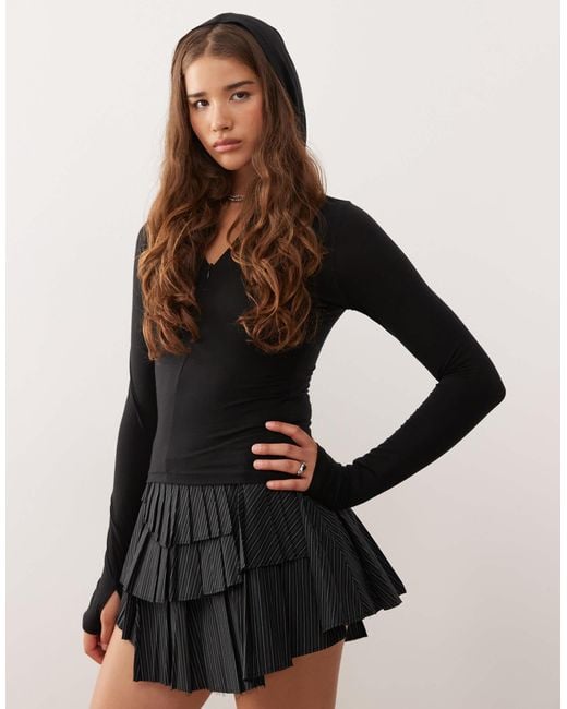 Top manches longues ajusté à capuche avec demi fermeture éclair Weekday en coloris Black