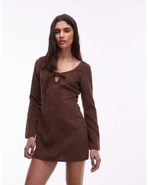 Robe virevoltante en velours côtelé à manches longues et encolure dégagée - chocolat ASOS en coloris Brown