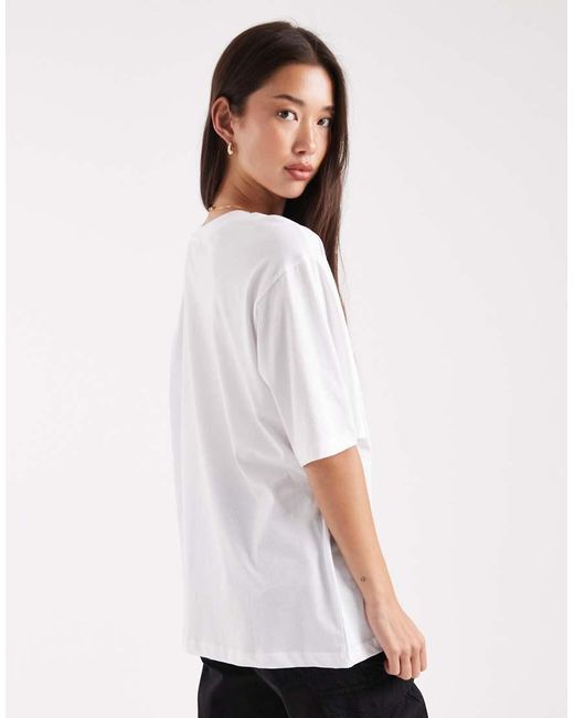 T-Shirt Oversize Bianca Con Grafica Di Petali di ONLY in White