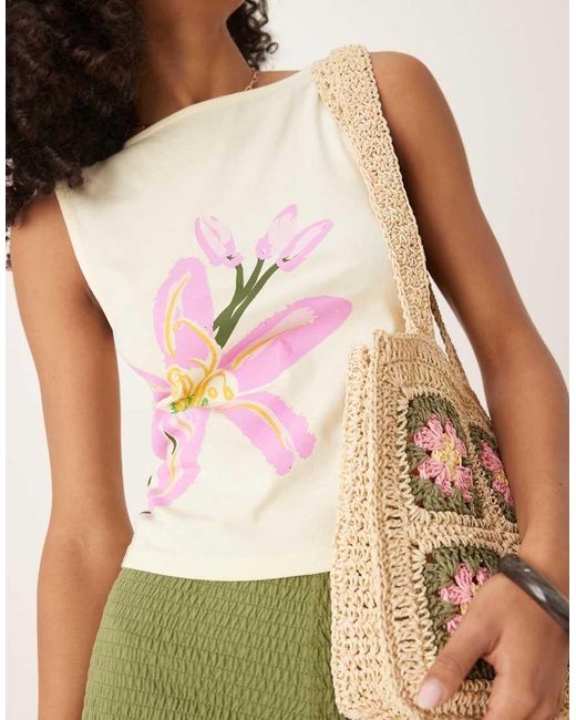 Top Amarillo Pastel Sin Mangas Con Cuello Barco Y Estampado Gráfico De Flor Rosa De ASOS de color Green