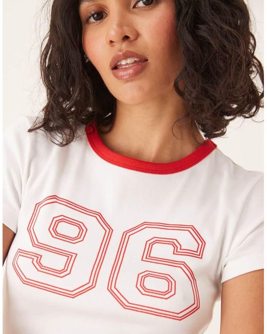 Gina Tricot Slim-Fit Top Met Korte Mouwen En Grafische 96 Print Met Rood Randje in het White