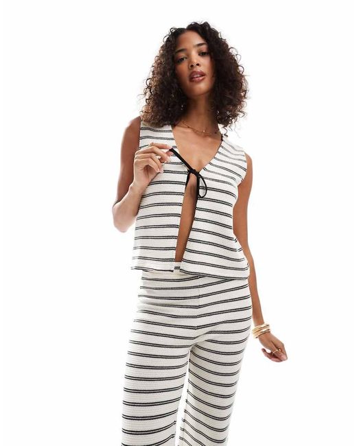 Camiseta Sin Mangas A Rayas Monocromáticas Con Lazada Delantera De Croché De (Parte De Un Conjunto) Pieces de color White