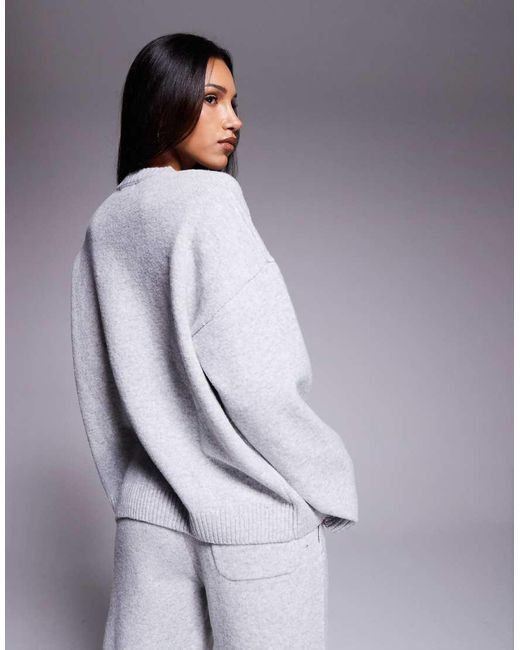 Maglione Girocollo Con Spalle Scese E Logo Ricamato Chiaro di Kaiia in Purple